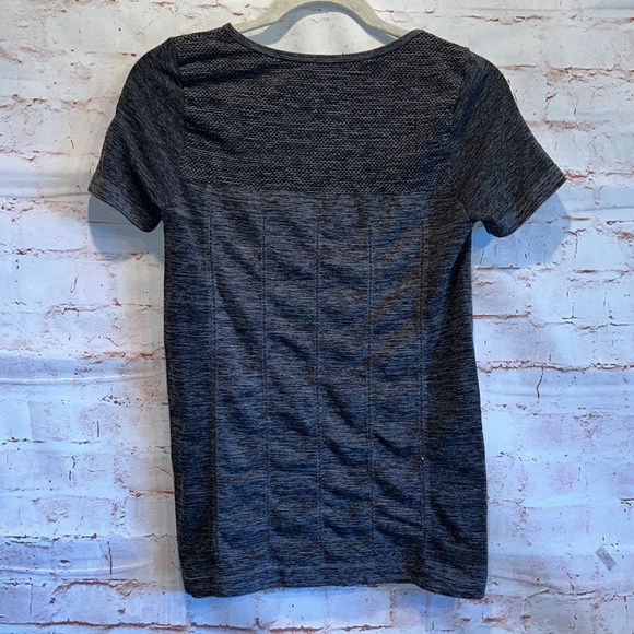 Fabletics fitted workout top Large short sleeve stretch crew neck heathered grey - Picture 4 of 7